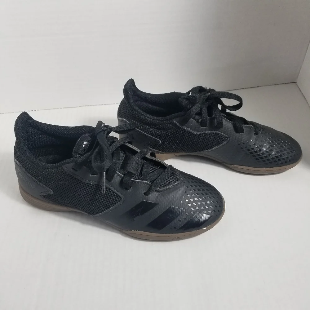 ADIDAS BOYS BLACK AND BROWN SNEAKERS SIZE 2